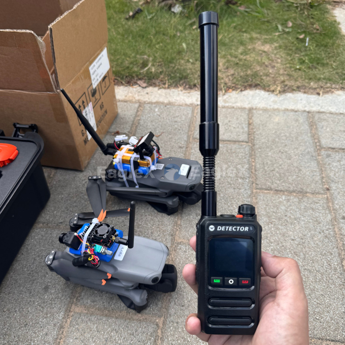1.5-2KM 휴대용 FPV 드론 탐지기 탐지기 800~1500MHz、2400~2485MHz、5725~5850MHz 1