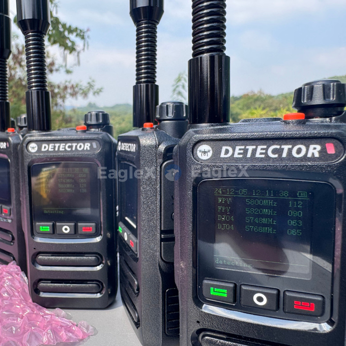 1.5-2KM 휴대용 FPV 드론 탐지기 탐지기 800~1500MHz、2400~2485MHz、5725~5850MHz 0