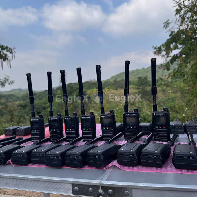 1.5-2KM 휴대용 FPV 드론 탐지기 탐지기 800~1500MHz、2400~2485MHz、5725~5850MHz 2